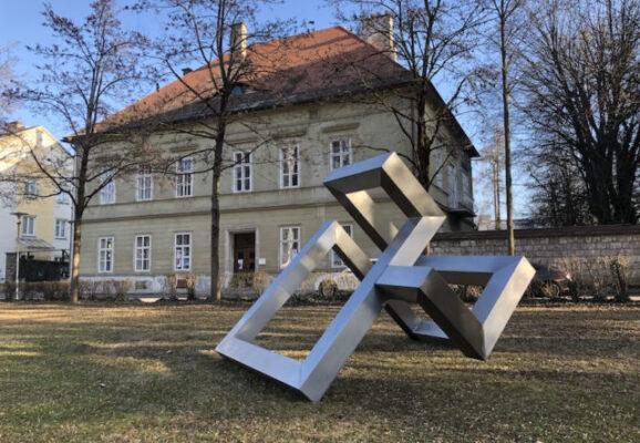 Fadinger Skulptur vor Villa For Forest